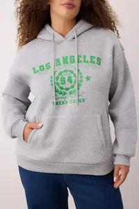 Trendyol Curve Gray Hooded Oversized Slogan Printed Knitting Plus Size Sweatshirt - Image 5