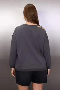 Trendyol Curve Anthracite Crew Neck Cut Out Detailed Knitting Plus Size Sweatshirt - Image 4