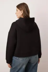 Trendyol Curve Black Hooded Oversized Crop Size Plus Size Sweatshirt - Image 4