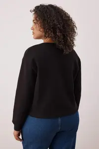 Trendyol Curve Black Crop Size Crew Neck Basic Plus Size Sweatshirt - Image 4