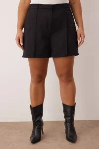 Trendyol Curve Black ribbed Plus Size Short Weaving Shorts - Image 3