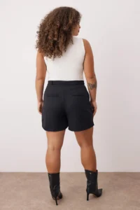 Trendyol Curve Black ribbed Plus Size Short Weaving Shorts - Image 4