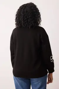Trendyol Curve Black Embroidery Detailed V-neck Knitwear Cardigan - Image 4