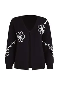 Trendyol Curve Black Embroidery Detailed V-neck Knitwear Cardigan - Image 5