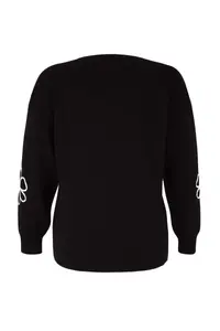 Trendyol Curve Black Embroidery Detailed V-neck Knitwear Cardigan - Image 8