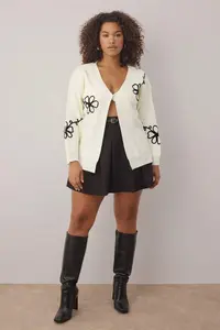 Trendyol Curve Ecru Embroidery Detailed V-neck Knitwear Cardigan - Image 2