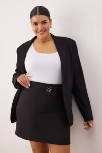 Trendyol Curve Black Belt Detailed Mini Weaving Plus Size Shorts Skirt - Image 2