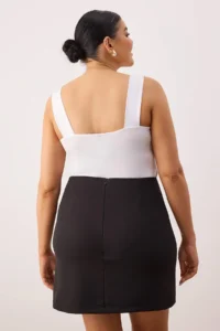 Trendyol Curve Black Belt Detailed Mini Weaving Plus Size Shorts Skirt - Image 5