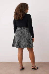Trendyol Curve Black Tweed Short/Mini Simli Weaving Plus Size Skirt - Image 4