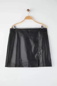 Trendyol Curve Black Faux Leather Mini Zipper Detailed Winter Weaving Plus Size Skirt - Image 5