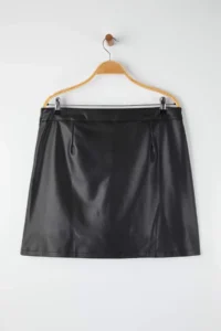 Trendyol Curve Black Faux Leather Mini Zipper Detailed Winter Weaving Plus Size Skirt - Image 8