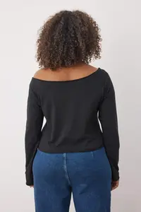 Trendyol Curve Black-White 2 Sets Paket 100% Cotton Asymmetric Boat Neck Crop Knitting T-Shirt - Image 6