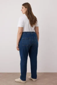 Trendyol Curve Mavi Yüksel Waist Elastic Waist Plus Size Mom Fit jeans - Image 4