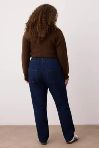 Trendyol Curve Dark Blue Yüksel Waist Elastic Waist Plus Size Mom Fit jeans - Image 4