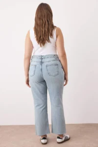 Trendyol Curve Light Blue Cut-Out High Waist Straight Fit plus size jeans - Image 4
