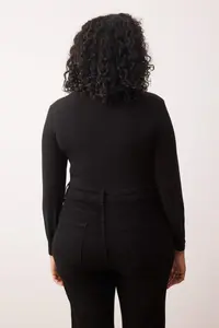 Trendyol Curve Black V-neck Collar Lace Detailed Knitting snaps Plus Size Bodysuit - Image 4