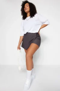 Trendyol Curve Gray Weaving Lace Detailed Mini Plus Size Shorts Skirt - Image 2