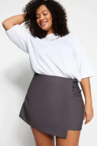 Trendyol Curve Gray Weaving Lace Detailed Mini Plus Size Shorts Skirt - Image 4