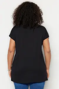 Trendyol Curve Black relaxed V-neck slit 100% Cotton Knitting T-Shirt - Image 7