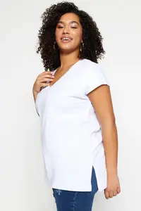 Trendyol Curve White relaxed V-neck slit 100% Cotton Knitting T-Shirt - Image 2