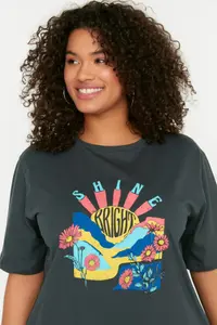 Trendyol Curve Anthracite relaxed Fit Crew Neck Printed 100% Cotton Knitting Plus Size T-Shirt - Image 2