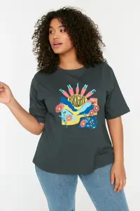 Trendyol Curve Anthracite relaxed Fit Crew Neck Printed 100% Cotton Knitting Plus Size T-Shirt - Image 4