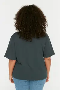 Trendyol Curve Anthracite relaxed Fit Crew Neck Printed 100% Cotton Knitting Plus Size T-Shirt - Image 5
