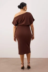 Trendyol Curve Brown Asymmetric Yaka slit Crepe Knitting Plus Size Dress - Image 4
