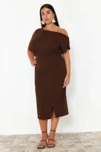 Trendyol Curve Brown Asymmetric Yaka slit Crepe Knitting Plus Size Dress - Image 5