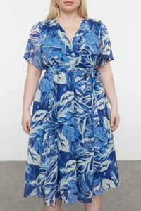 Trendyol Curve Mavi Tropik Yaprak Patterned Siphon Double breasted Weaving Dress - Image 3
