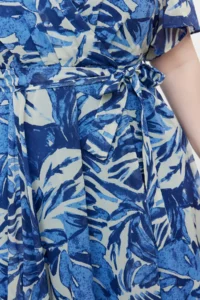 Trendyol Curve Mavi Tropik Yaprak Patterned Siphon Double breasted Weaving Dress - Image 4