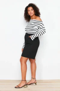 Trendyol Curve Black Pleated Detailed Snap Closure Plus Size Knitting Shorts & Bermuda - Image 2