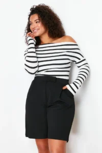 Trendyol Curve Black Pleated Detailed Snap Closure Plus Size Knitting Shorts & Bermuda - Image 3