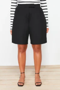 Trendyol Curve Black Pleated Detailed Snap Closure Plus Size Knitting Shorts & Bermuda - Image 4