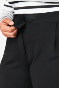 Trendyol Curve Black Pleated Detailed Snap Closure Plus Size Knitting Shorts & Bermuda - Image 5