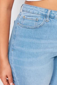 Trendyol Curve Mavi Hem Tassel Detailed Flexible skinny denim Shorts - Image 4