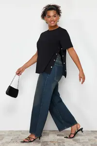 Trendyol Curve Black Boyfriend Fit Yanda Snap Snap Detailed 100% Cotton Knitting Plus Size T-Shirt