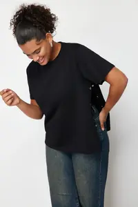 Trendyol Curve Black Boyfriend Fit Yanda Snap Snap Detailed 100% Cotton Knitting Plus Size T-Shirt - Image 2
