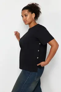 Trendyol Curve Black Boyfriend Fit Yanda Snap Snap Detailed 100% Cotton Knitting Plus Size T-Shirt - Image 3