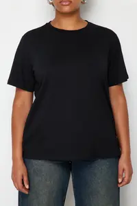 Trendyol Curve Black Boyfriend Fit Yanda Snap Snap Detailed 100% Cotton Knitting Plus Size T-Shirt - Image 4