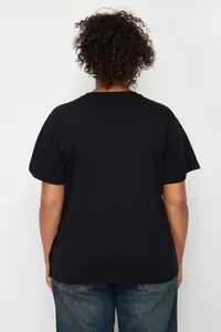 Trendyol Curve Black Boyfriend Fit Yanda Snap Snap Detailed 100% Cotton Knitting Plus Size T-Shirt - Image 6