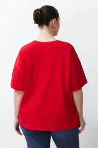 Trendyol Curve Red Slogan Printed Oversized 100% Cotton Knitting Plus Size T-Shirt - Image 6