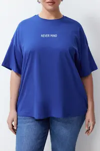 Trendyol Curve Saks Blue Slogan Printed Oversized 100% Cotton Knitting Plus Size T-Shirt - Image 4