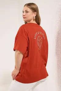 Trendyol Curve Brick Red 100% Cotton Back Printed Oversized Cut Crew Neck Knitting T-Shirt