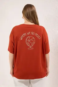 Trendyol Curve Brick Red 100% Cotton Back Printed Oversized Cut Crew Neck Knitting T-Shirt - Image 3