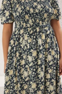 Trendyol Curve Emerald Green Floral Gipelli Asymmetric Collar Balloon Sleeve Weaving Plus Size Dress - Image 4