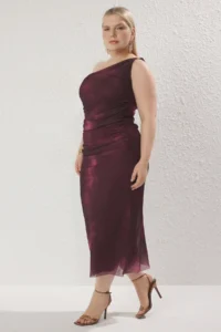 Trendyol Curve Burgundy Single Arm Fitted Accessory Detailed Tulle Flexible Knitting Pen Dress - Image 3