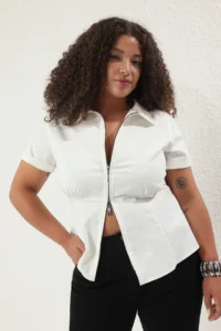 Trendyol Curve Ecru Short Sleeve Fonksiyonel Zippered Weaving Plus Size Shirt - Image 2