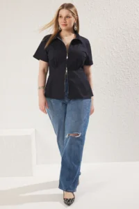 Trendyol Curve Navy Blue Short Sleeve Fonksiyonel Zippered Weaving Plus Size Shirt - Image 2