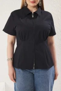 Trendyol Curve Navy Blue Short Sleeve Fonksiyonel Zippered Weaving Plus Size Shirt - Image 3
